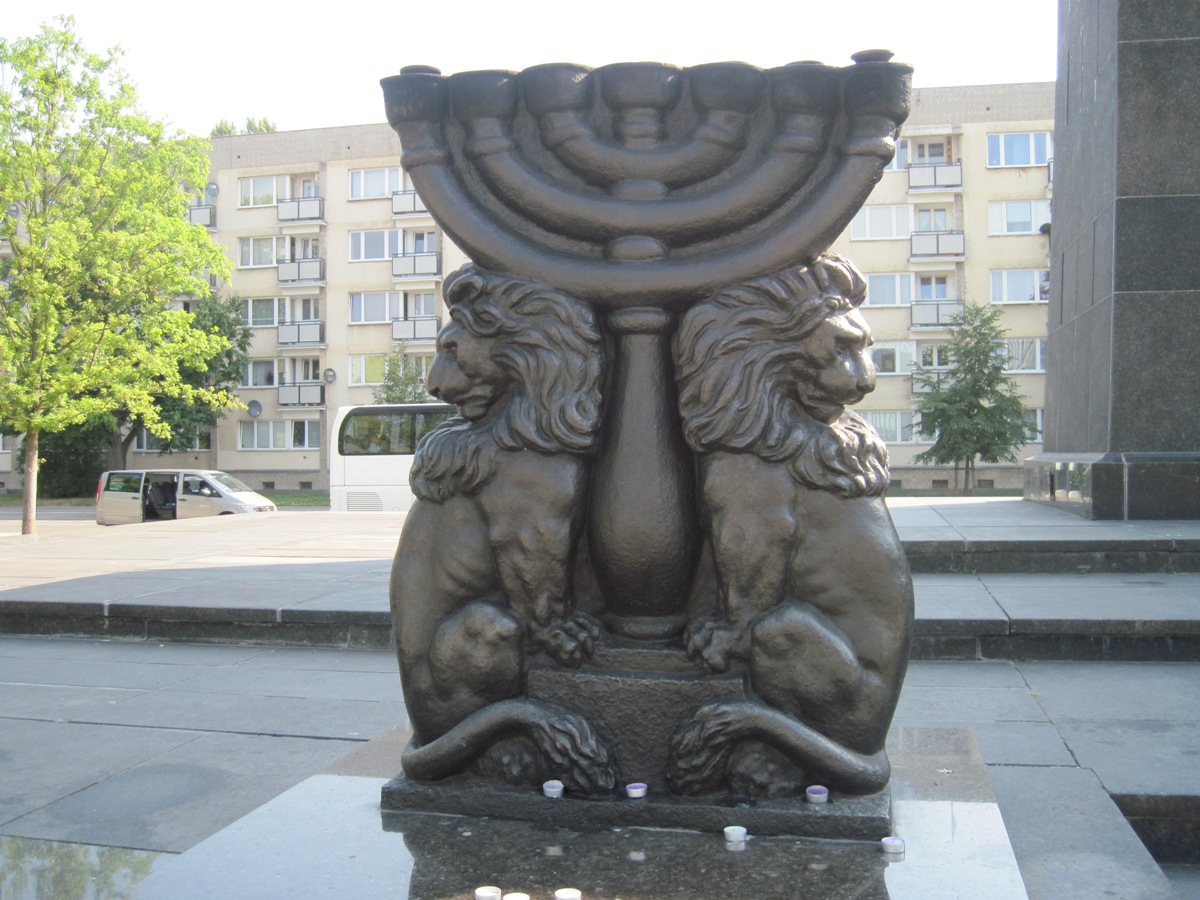 13-Varsavia- Particolare di una scultura con due leoni ai lati della scalinata del museo
